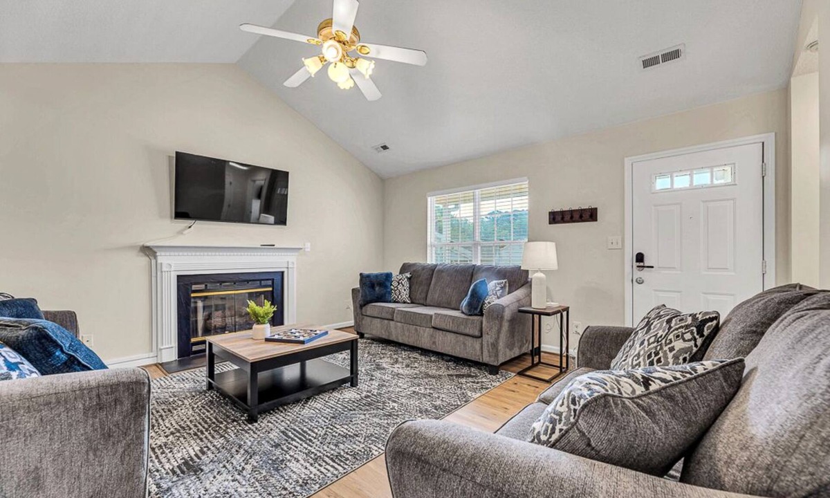 Winston - Salem House | Cozy 2BR King Bed Sleeps 6 Near Hospital & Wake Forest