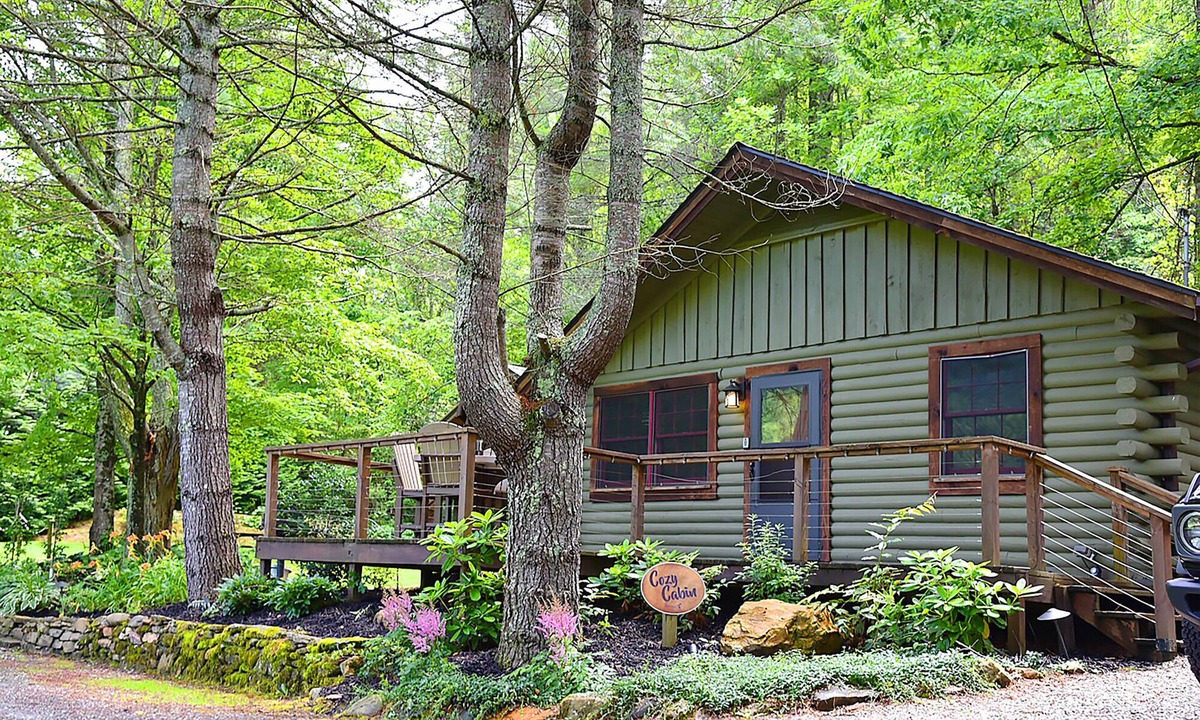Topton Cabin | Cozy 2BR Lake Cabin – Dock, Hot Tub, Views -Lake Nantahala