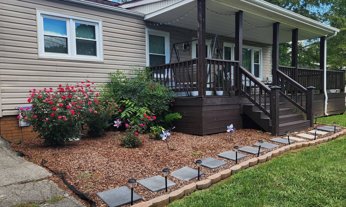 Pine Crest House | Cozy 3-bedroom house in beautiful Johnson City near downtown and ETSU