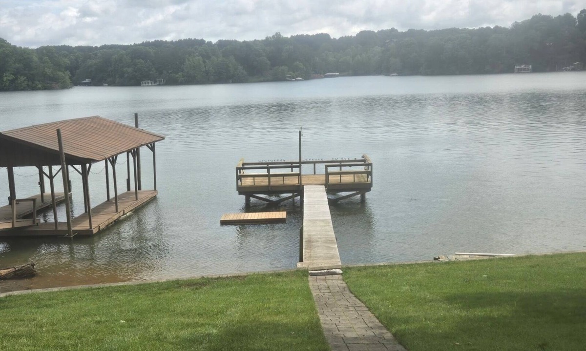 Claremont House | Cozy 3 Bedroom House Located on Lake Lookout