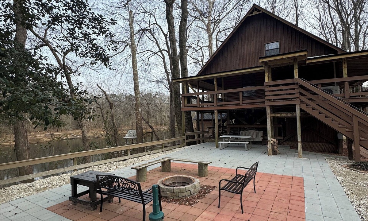 Elizabethtown Cabin | Cozy 3BR 1Bath Cabin on the Cape Fear River. Add Bunk House for an extra Fee.