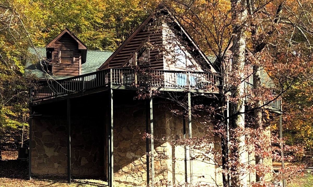 Lancaster Cabin | Cozy 3BR Cabin, 5 minutes to Center Hill Marina, Gated Community, Sleeps 10