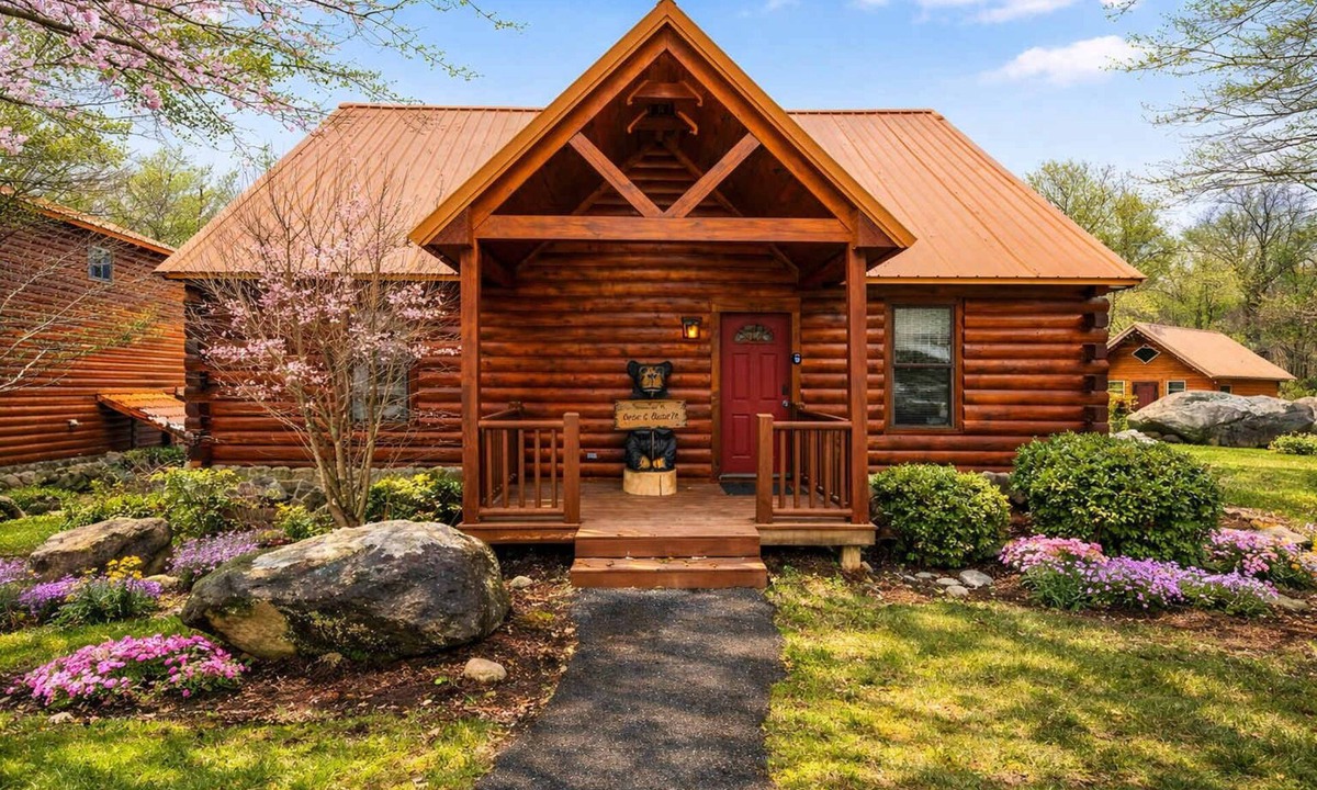 White Oak Lodge House | Cozy 3BR Cabin Near National Park W Hot Tub/Arcade