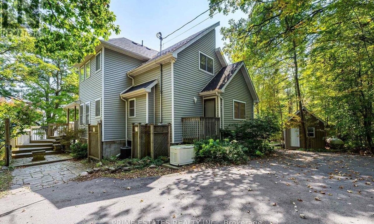 Central Frontenac Cottage | Cozy 4 Bedroom Lake House! Perfect for Family retreats and gatherings!