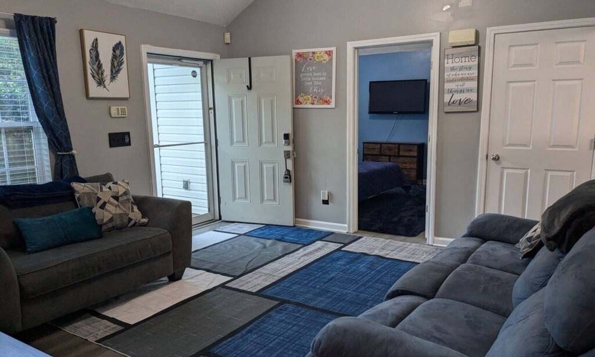 Enderly Park House | Cozy and fun 3-bedroom house in Charlotte. Close to both uptown & the airport!