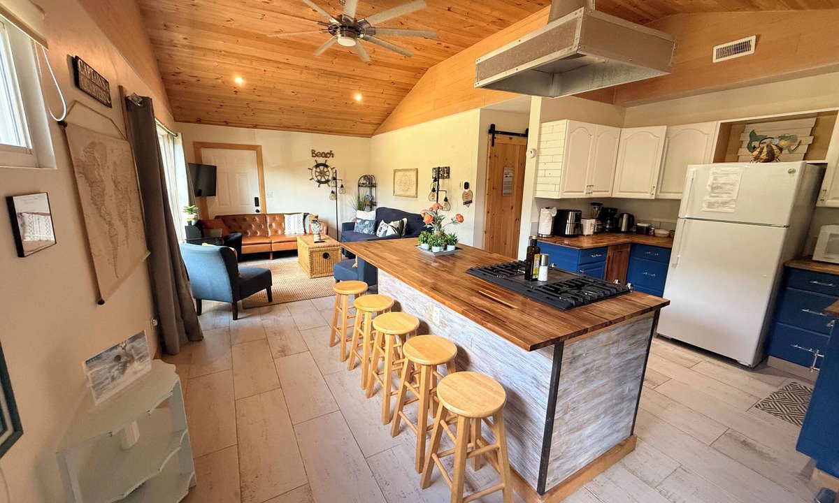 Bayview House | Cozy Beach Cottage - Oceanview Walk To The Beach & Pet Friendly