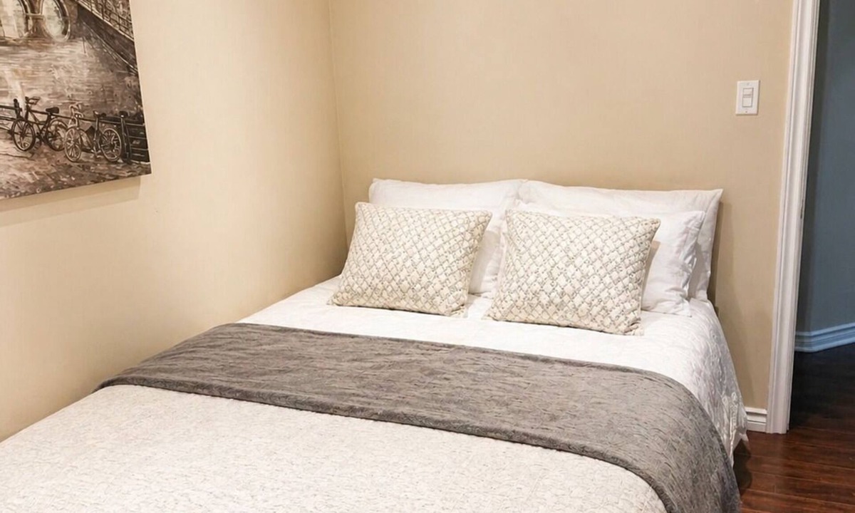 Richmond Hill Apartment | Cozy bedroom Apartment, free wifi, close to trails and lakes,