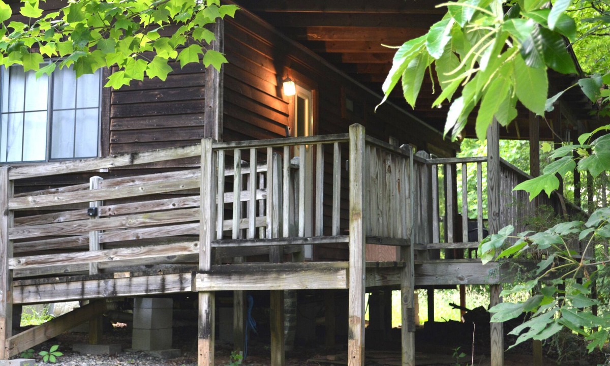 Cherokee Cabin | Cozy Cabin For 2-4 steps from the Smoky Mountains National Park