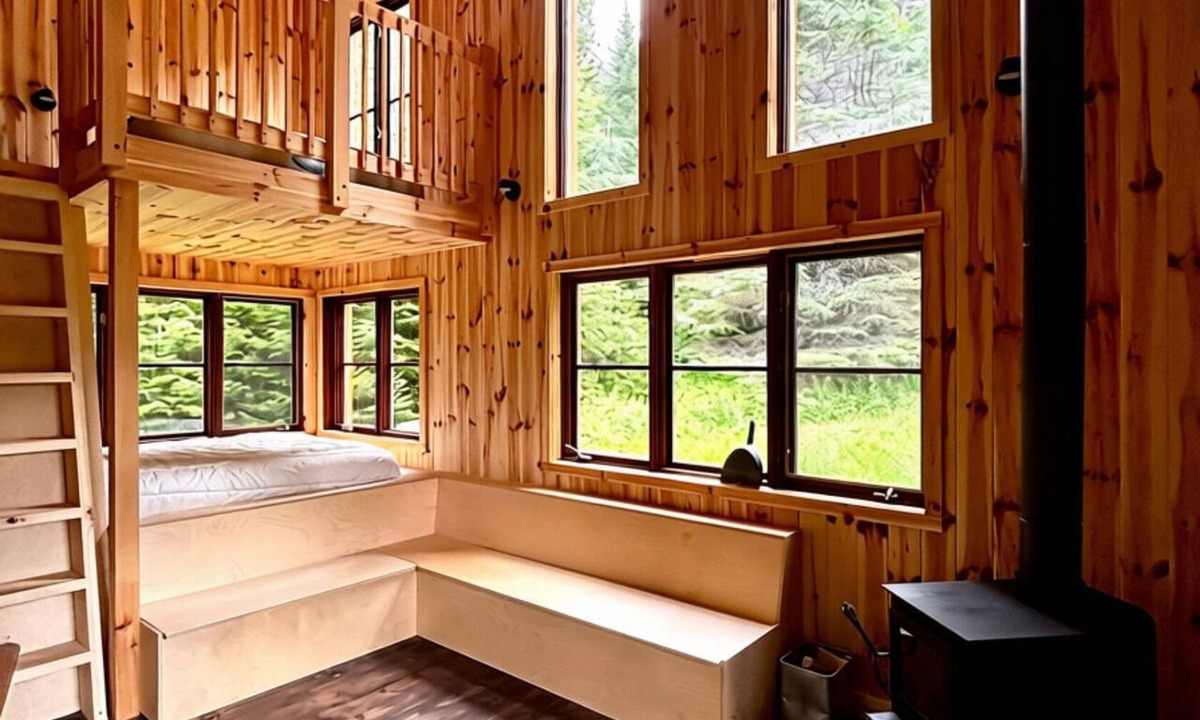 Sainte-Adele Cabin | Cozy cabin in a beautiful prairie on Sainte-Adèle’s organic farm.