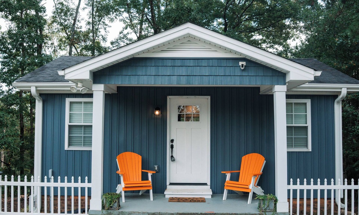 Central Cottage | Cozy Carriage House near Clemson - full kitchen, deck, fire pit, grill, and more