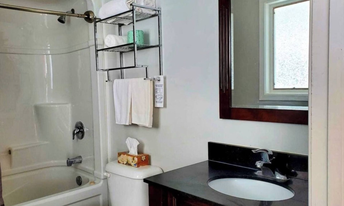 Colpoys Bay Apartment | Cozy Comfort Double Room 06 – Peninsula Motel, Minutes from Wiarton Waterfront