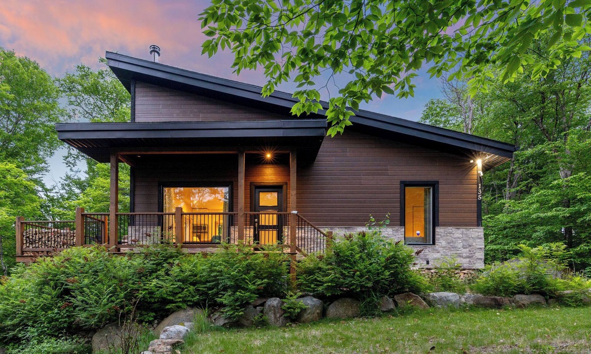 Lac Superieur Village Ski Chalet | Cozy cottage in Lac Supérieur (Mont Tremblant) with a hot tub.