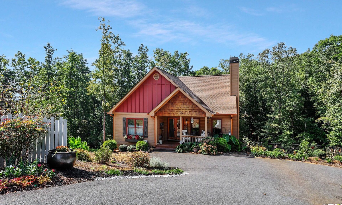 Dahlonega Cottage | Cozy Cottage minutes from Wineries & 5 miles to Dahlonega Square