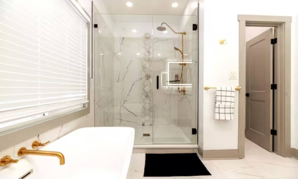Charlotte House | Cozy Escape! Modern/Luxe style w/2 Master en Suites-Fireplace-Fenced- SouthPark!