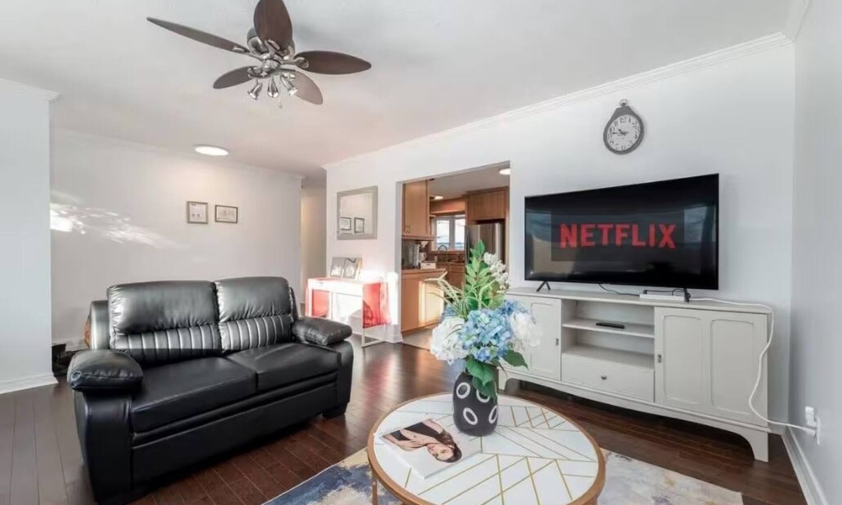 Southeast Calgary House | Cozy family House 4 BED ROOMS 4 QUEEN BED PLUS kids play Room large yard new AC