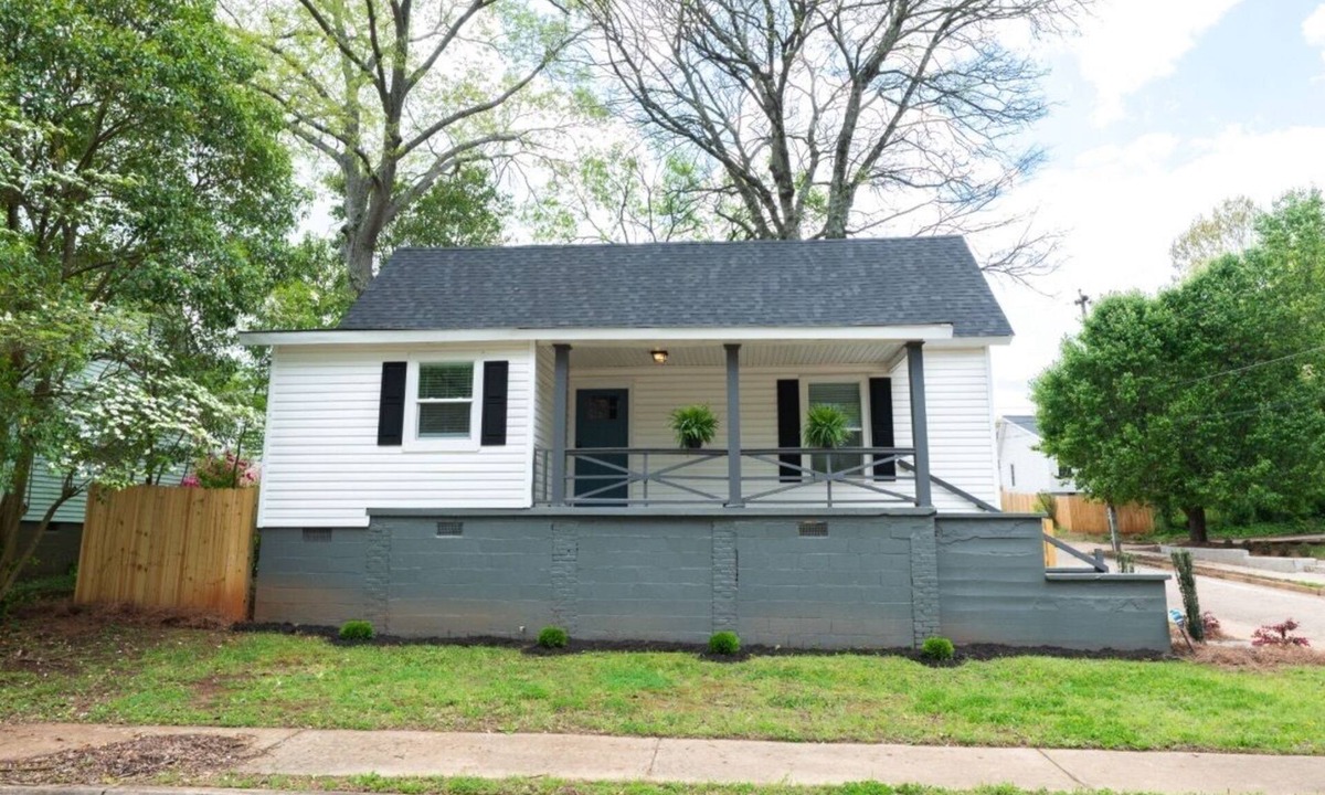 Dunean House | Cozy house in welcoming Greenville with parking