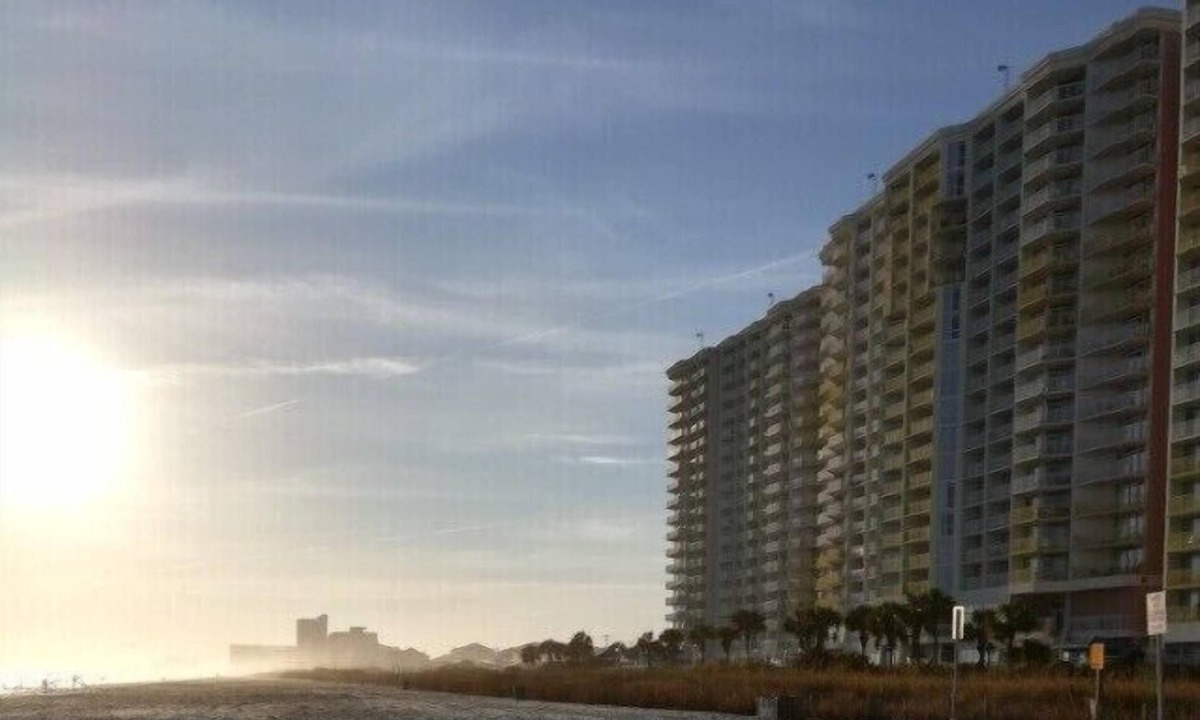 Crescent Beach Condo | Cozy King Studio – right on the Beach, Sleeps 4