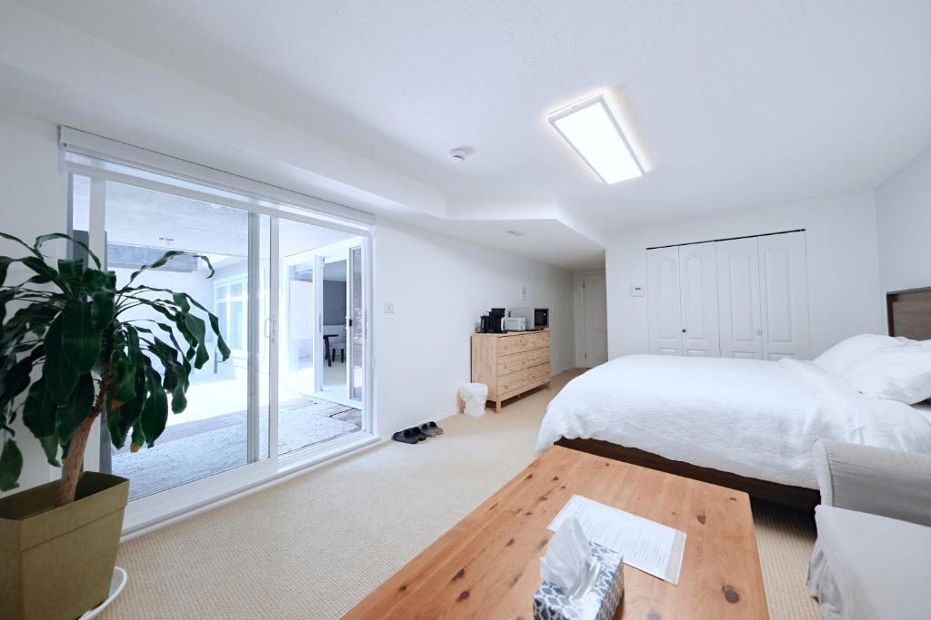 Dundarave House | Cozy King Suite Near Ferry & Beach