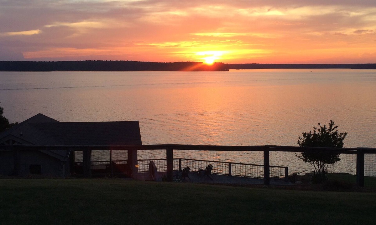 Modoc Shores Cabin | Cozy Lakefront Log cabin with miles of view plus small beach!