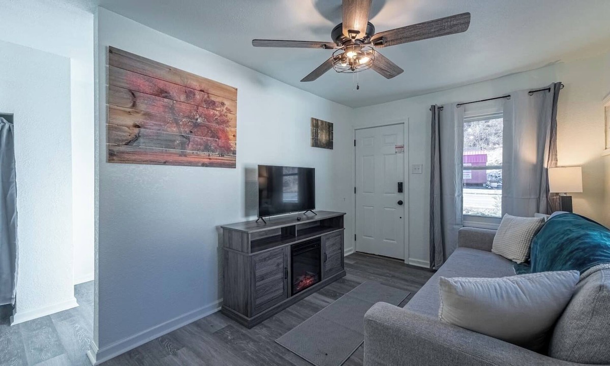 True Cabin | Cozy Lux Cabin Near Pipestem & Bluestone Parks | Sleeps 4