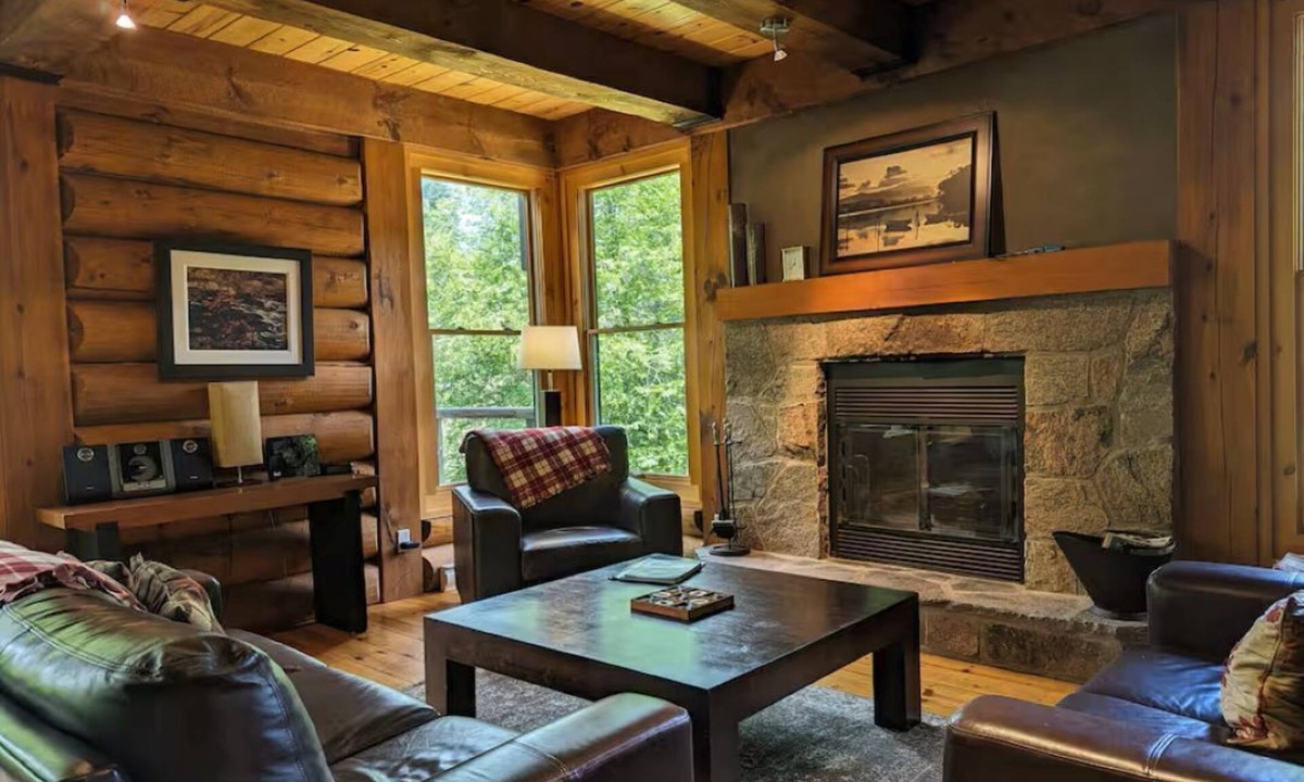 Lac Superieur Village Ski Chalet | Cozy Pet Friendly 4 bedroom cottage with spa, pool, tennis, lake