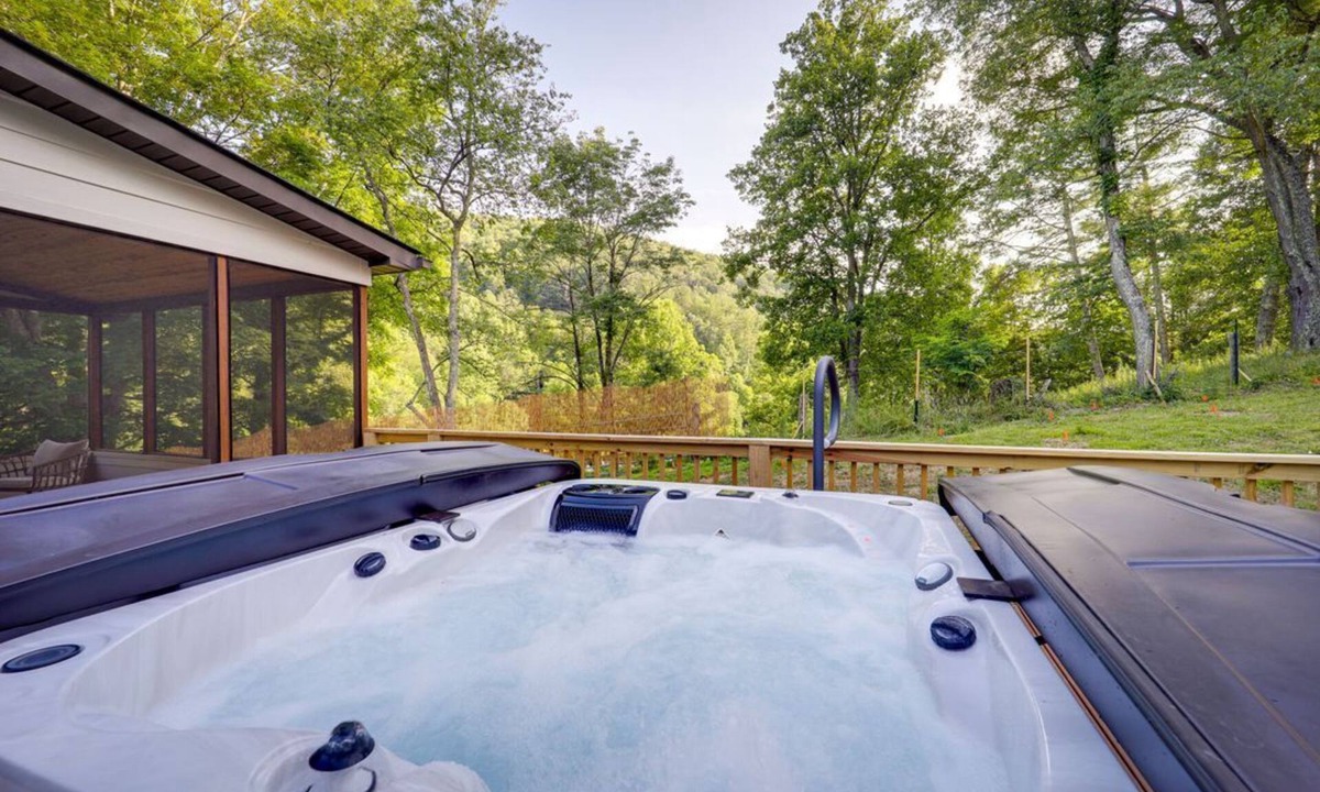 Bakersville Cottage | Cozy & private cottage, luxurious Hot Tub at Blue Ridge Mountains countryside