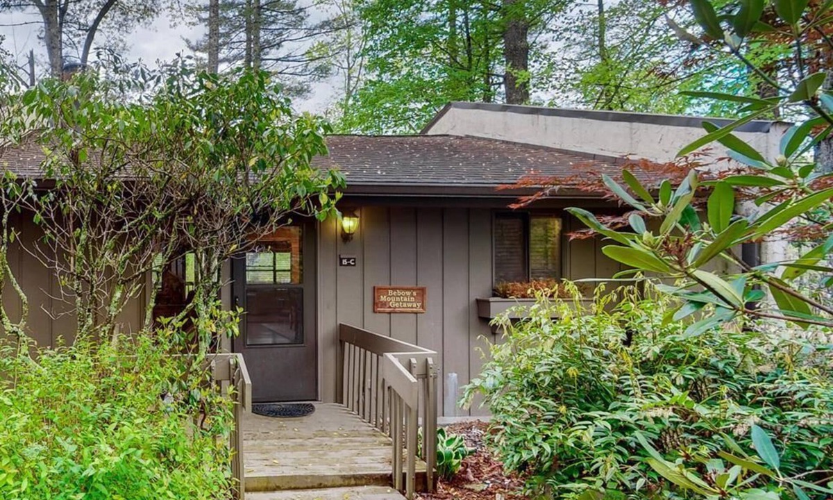 Sapphire Apartment | Cozy renovated townhome with mountain views in Sapphire, North Carolina!