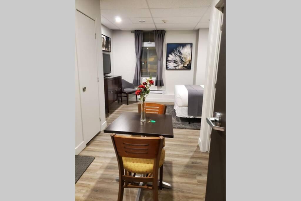 Downtown Gatineau Apartment | Cozy Sweet Studio #6, 10 min to D.T. Ottawa