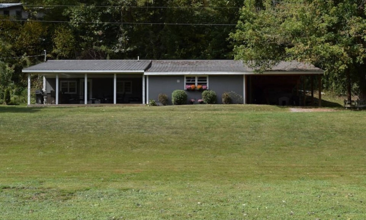 Draper House | Cozy Waterfront Cabin on New River/Claytor Lake