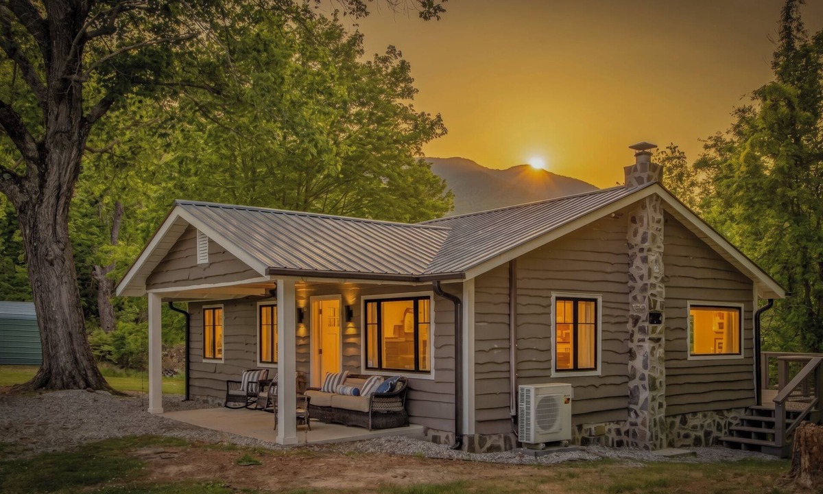 Burnsville House | Cozy, whole house in peaceful Burnsville/Celo, under the Black Mountain Range.
