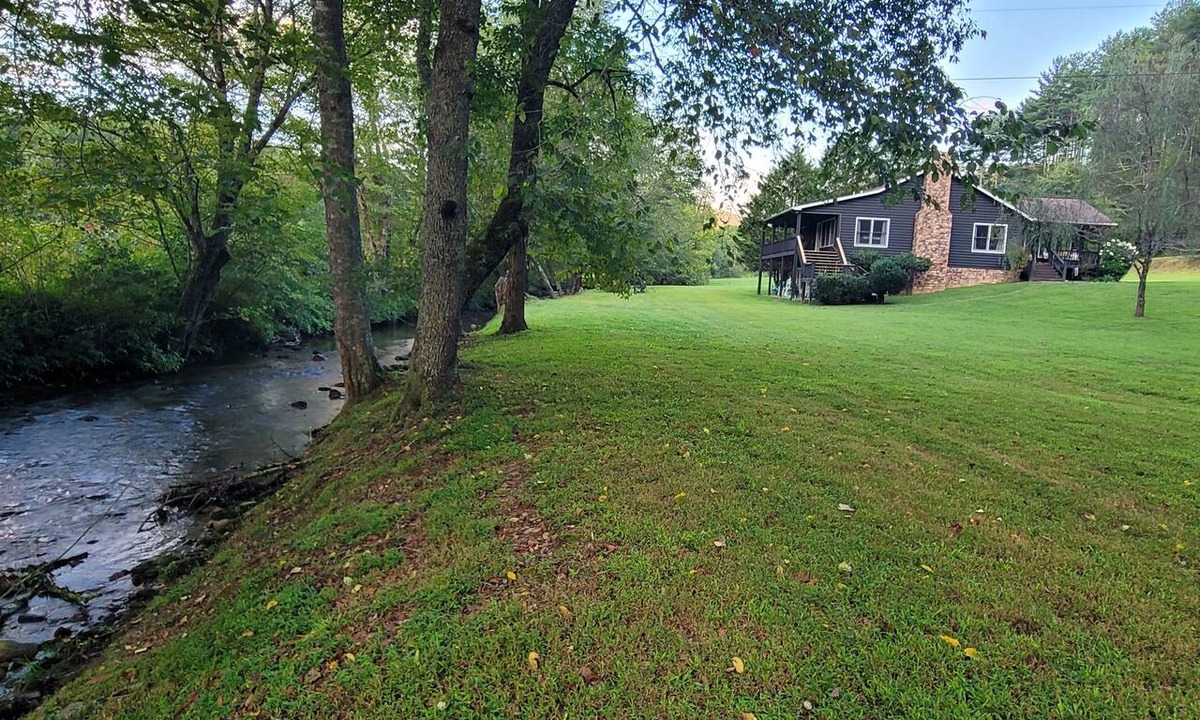 Hiawassee Cabin | Creekside cascades is a beautiful 3 bedroom waterfront cabin on 2 acres!