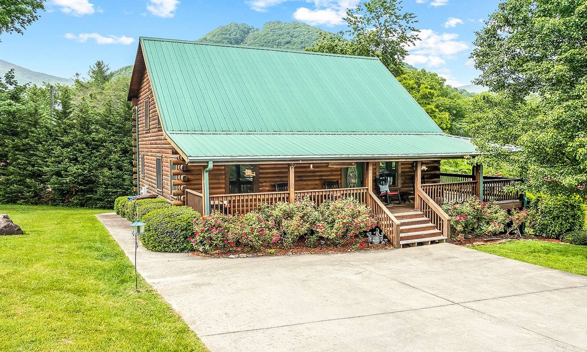 Maggie Valley Cabin | Crockett's Meadow! Hot Tub, Fast Wifi, Cable TV, Fire Pit, Gas Grill! See Elk!