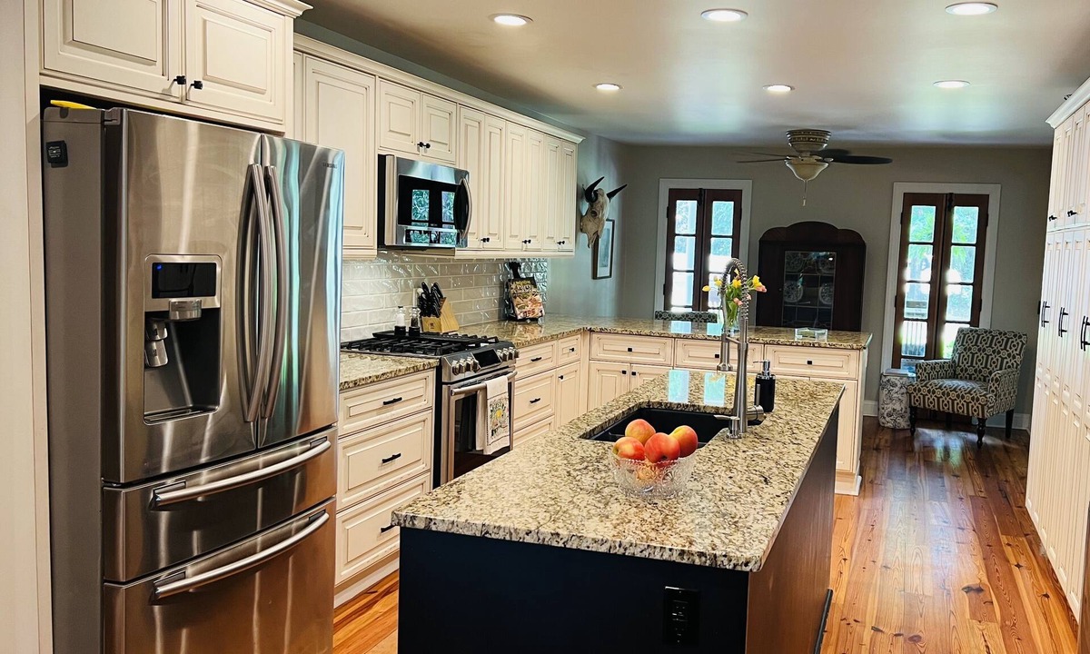 Martinez House | Customize your Masters stay. On the 15th green of West Lake. + Guest cottage