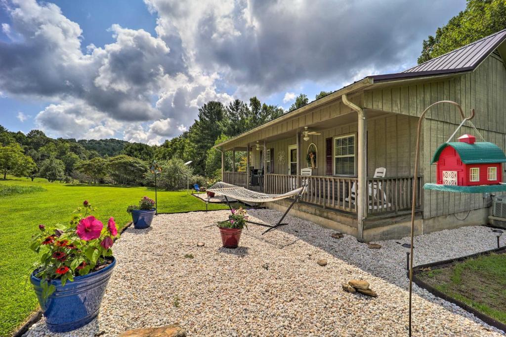 Deep Gap House | Deep Gap Cottage w/Fire Pits - Hike & Ski!