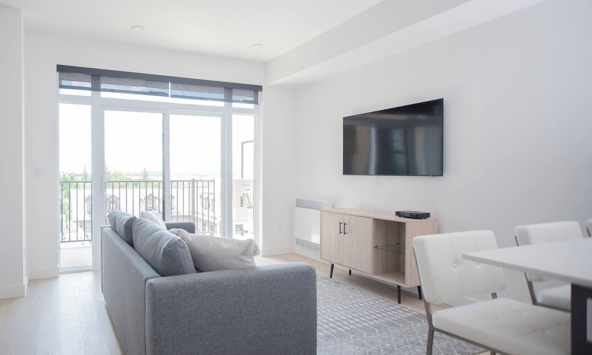 District d'Aylmer Apartment | Deluxe 1-Bedroom Furnished Apartment in Old Aylmer | Large Balcony