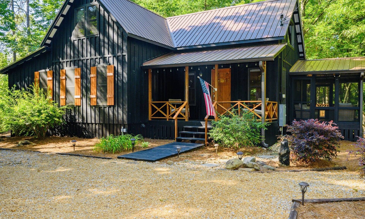 Lakemont Cabin | Dog friendly getaway near Lake Rabun and Clayton.