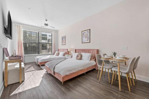 Sobro Apartment | Dolly's Downtown Getaway - Steps to Broadway