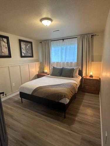 Golden Apartment | Downtown Alpine Suite