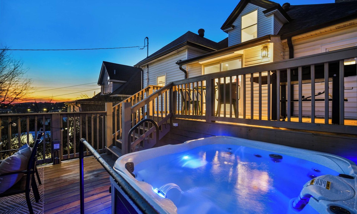Bristol House | Downtown Bristol Hot Tub Sleeps 9 Near Hard Rock Pets Welcome