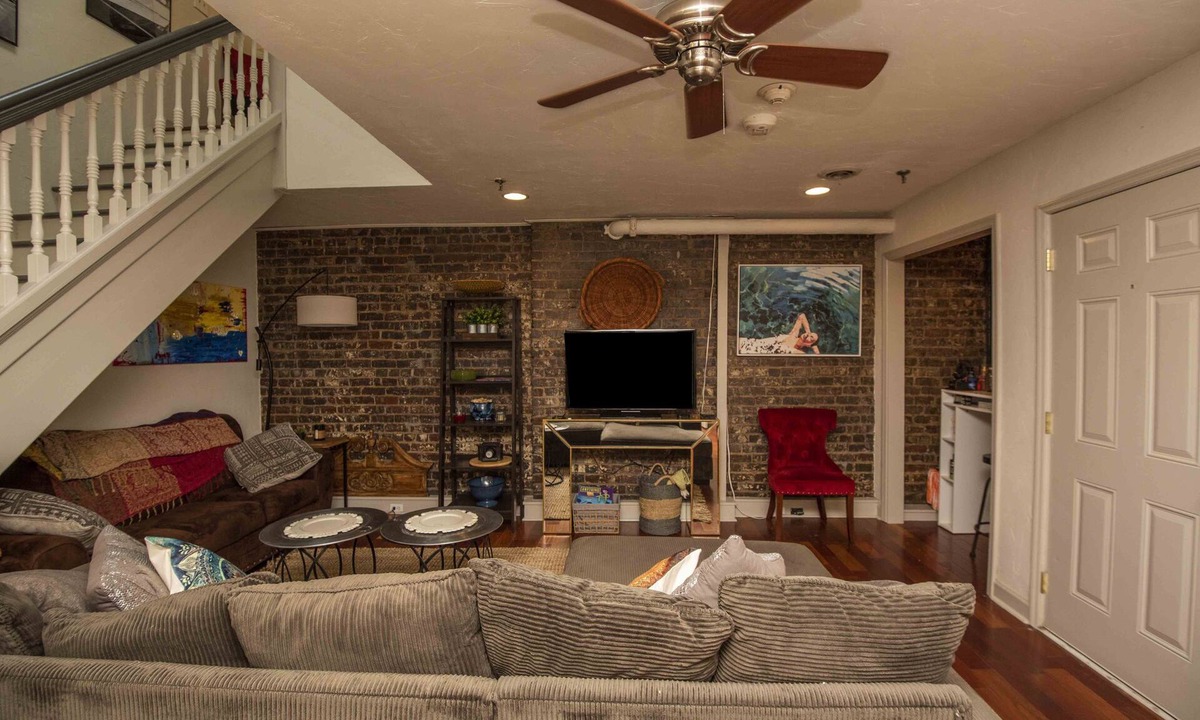Downtown Knoxville Condo | Downtown Old City Stylish & Centrally located Historic loft