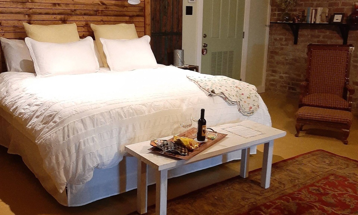 Sparta Apartment | Downtown studio apartment walking distance to restaurants and shops