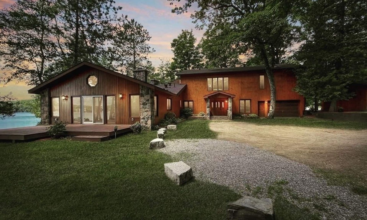Bancroft Cottage | ♥Dreamy Family Oasis ~ Clean WeedFree Lake~Shallow Sandy Beach~No Stairs