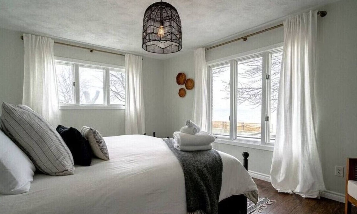 Leamington House | Driftwood Lakehouse with hot tub. Short walk to Point Pelee Park