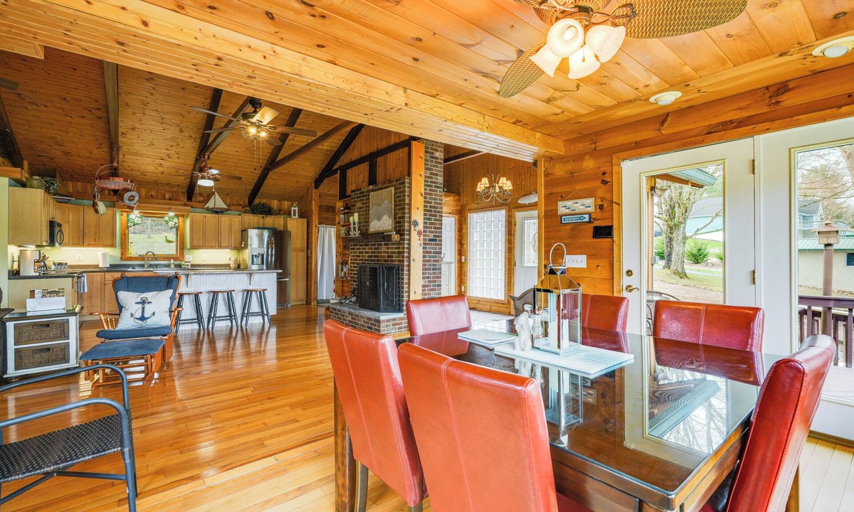 Piney Flats Cottage | 'duck and Bug's Cabin' on Boone Lake w/Boat Dock!