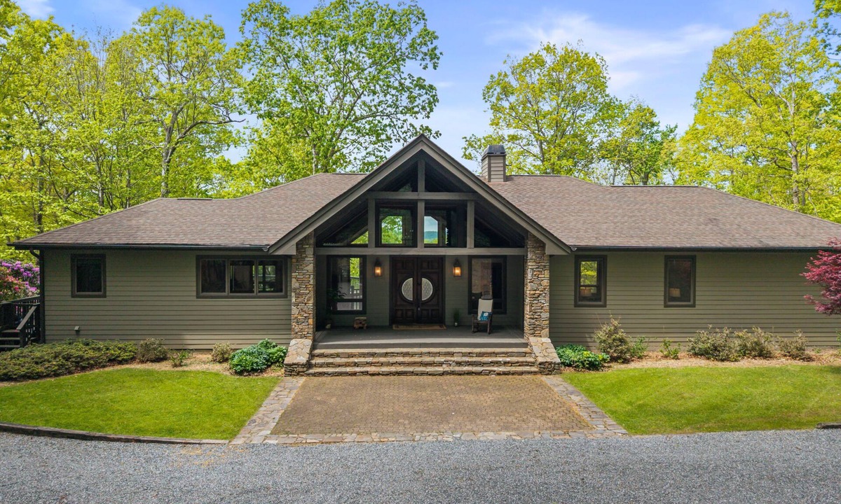 Cedar Mountain House | DuPont Mountain Lodge: 28 Private Acres + Sauna