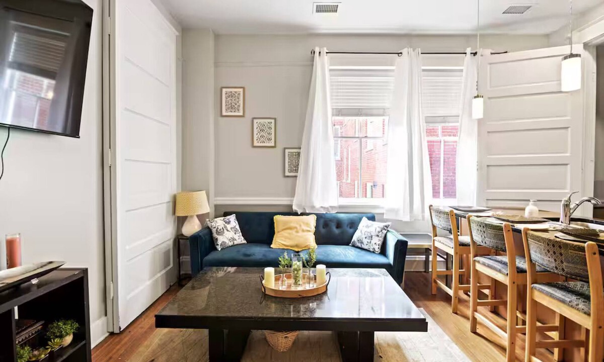Monroe Ward Apartment | East Clay Street Lofts Apt 5 - Convention Center