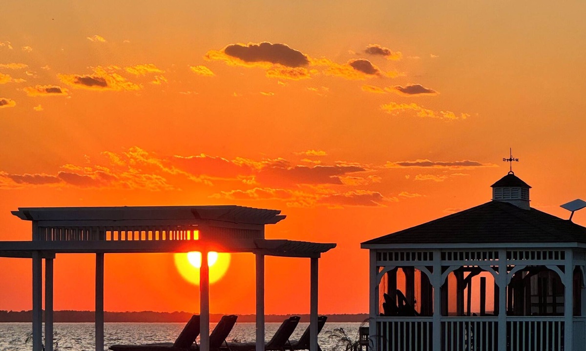 Hertford House | Eastern NC Country Estate~ Panoramic Water views~ Stunning Sunsets~ Mini-Resort