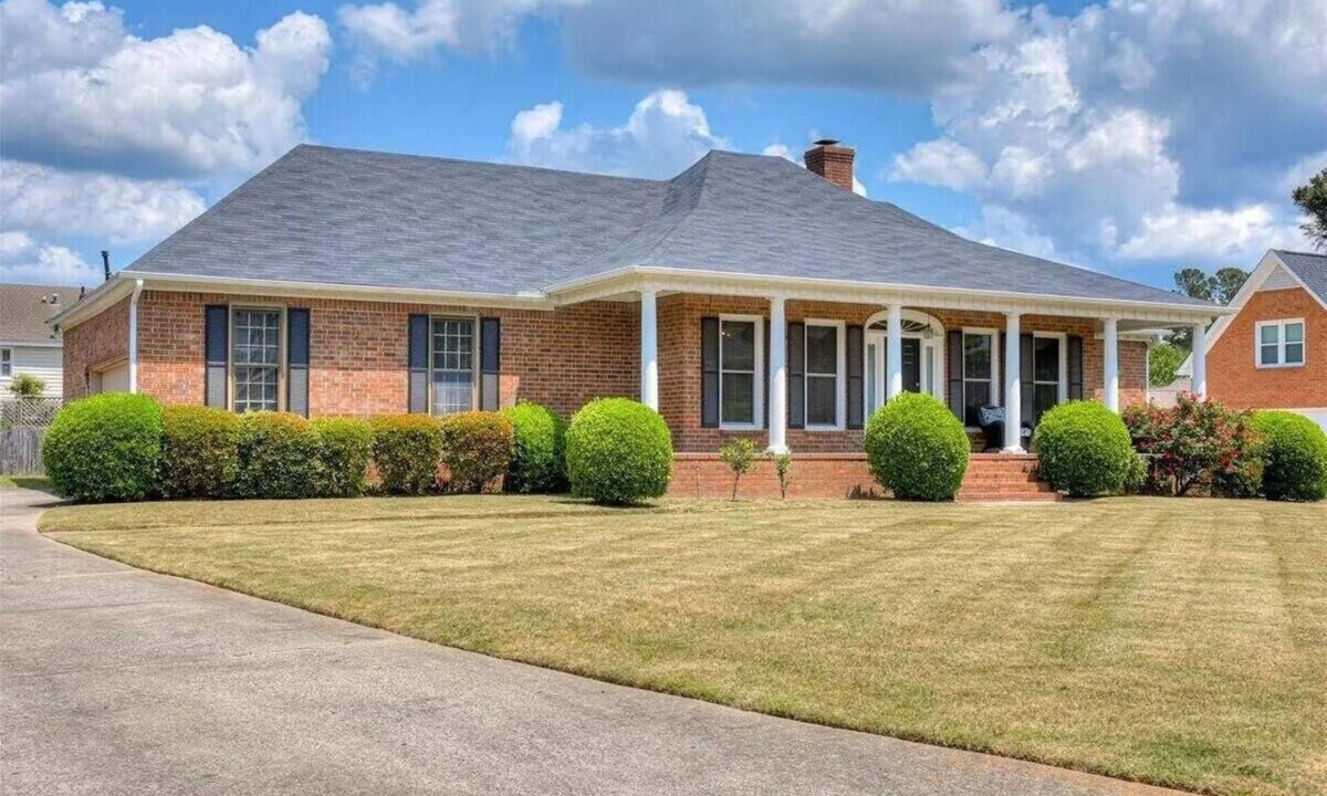 Martinez House | Elegant 4-BR Retreat Near Augusta National in Serene Upscale Enclave