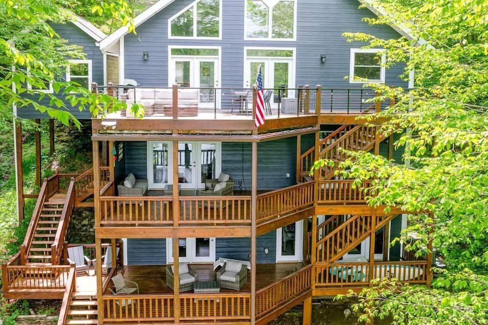 Topton Cabin | Enormous Cabin Retreat with Beautiful Views and Private Dock in Topton, North Carolina