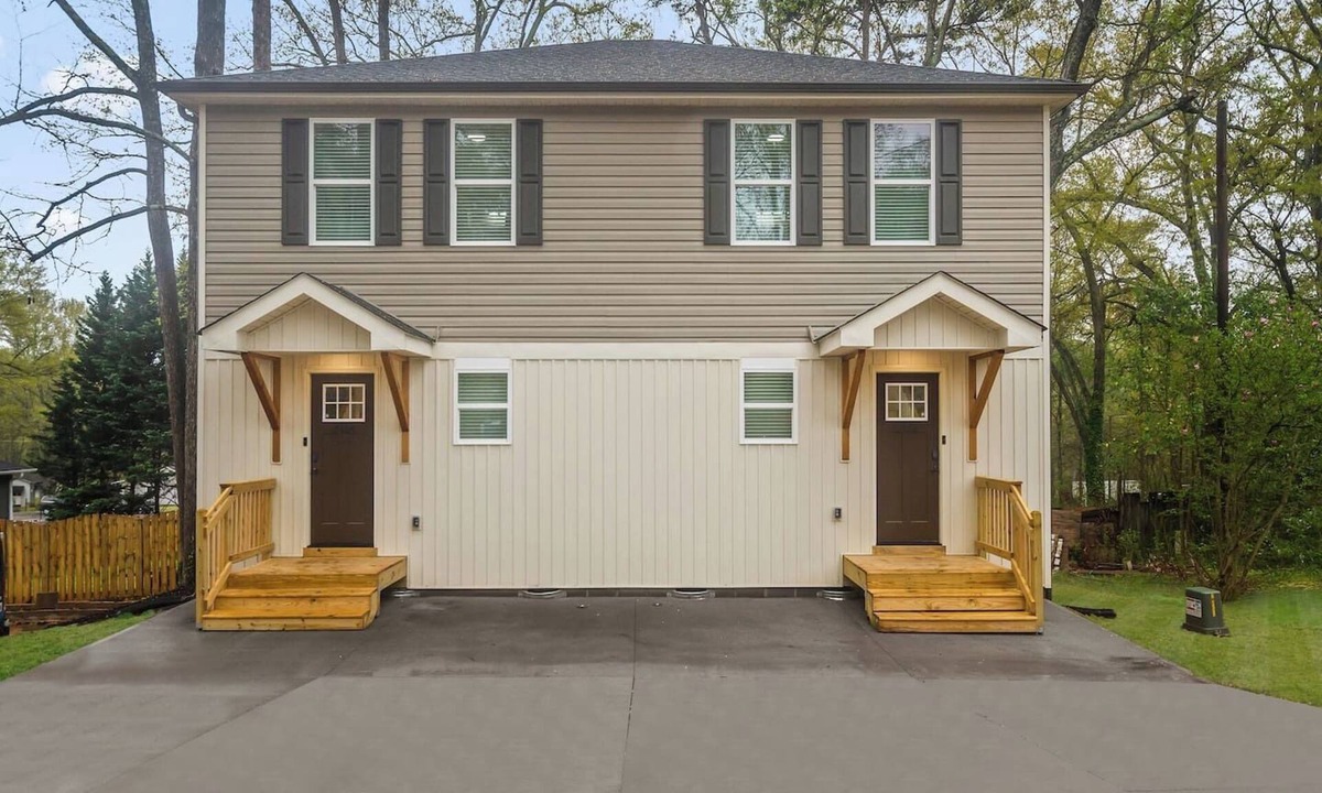 Taylors House | Entire Duplex w/2 Private Decks | Sleeps 12 | Great for Groups | 10 min to GVL